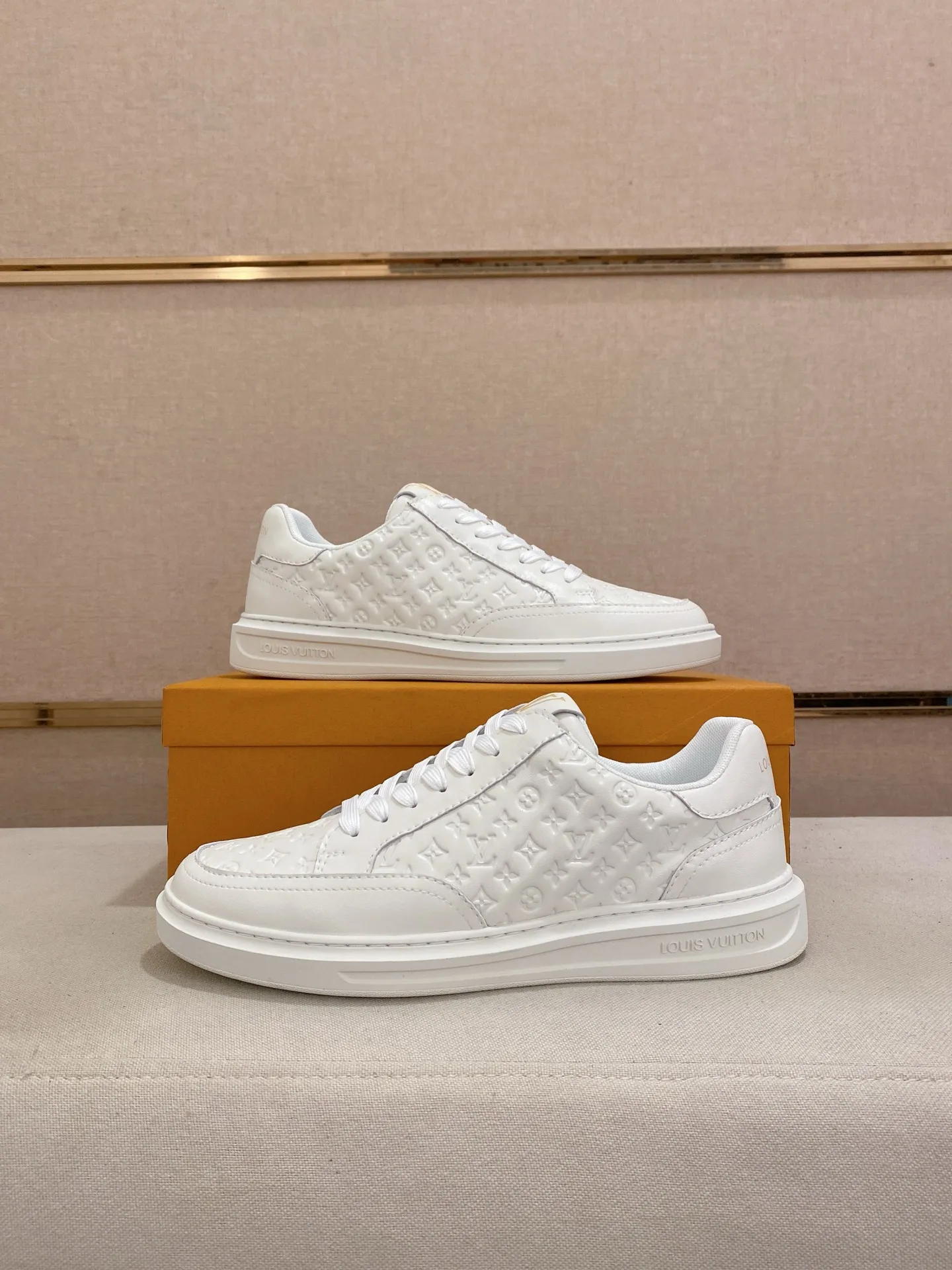 Men's shoes💰:420💰🇮🇹🇮🇹LV Louis Vuitton. The latest trendy casual shoes are popular in physical stores in sizes 38-44. New spring and summer comfortable imported custom original cowhide, unique jacquard fabric element design. Paired with sheepskin lining, Lv original bottom, [taiyang][taiyang] high-end packaging and high quality💪Details determine the quality, you can enter and leave the counter at will, welcome to compare🇮🇹